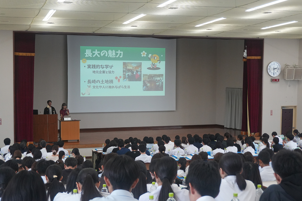 オリエンテーション、学生研究発表会の様子